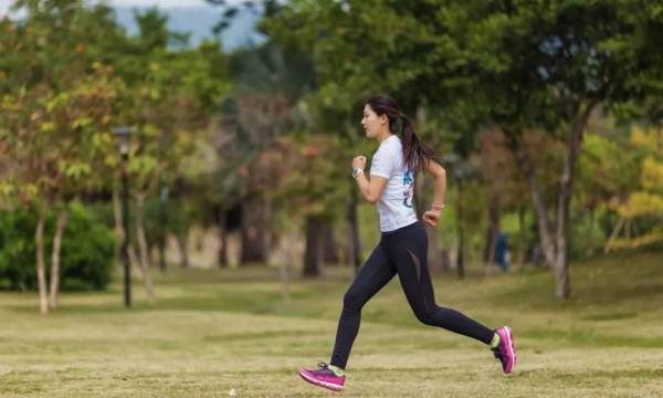 跑步哪一个脚掌先落地，跑步的时候脚的什么位置先着地图2