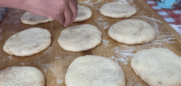 煎饼的面团要发酵，煎饼面粉发酵多长时间最好吃图14