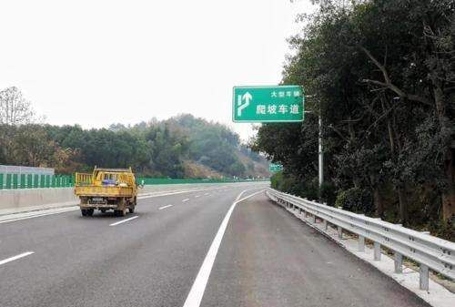 高速两车道小车跑哪一个道，高速二车道小车走哪条最安全图1