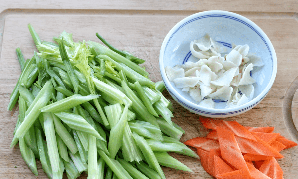 虾仁炒芹菜的做法，虾仁芹菜怎么炒好吃图2