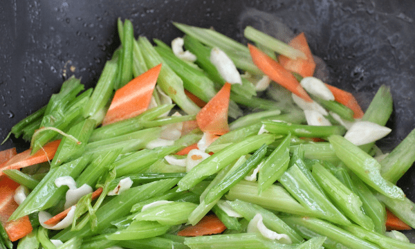 虾仁炒芹菜的做法，虾仁芹菜怎么炒好吃图7