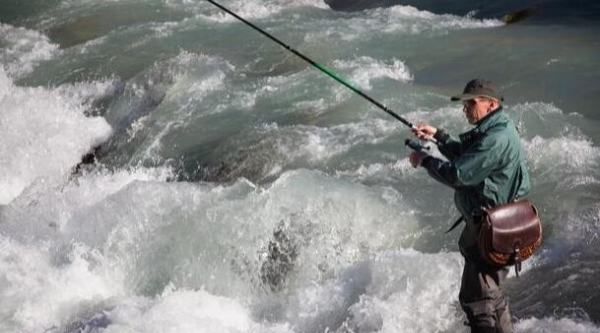 水流的河里怎么钓鱼，走水很急的河道怎么钓鱼图2