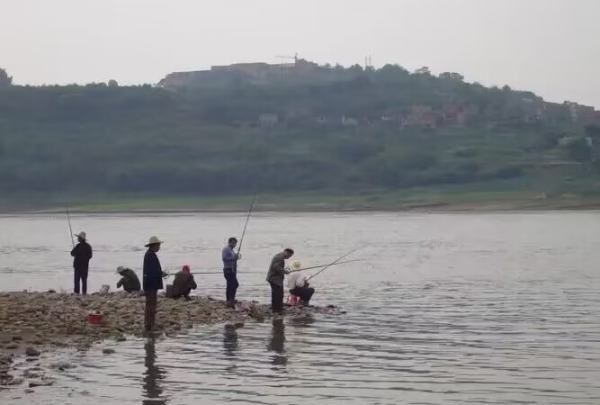 怎么样在河流钓鱼，江河钓鱼用什么饵料最好图3