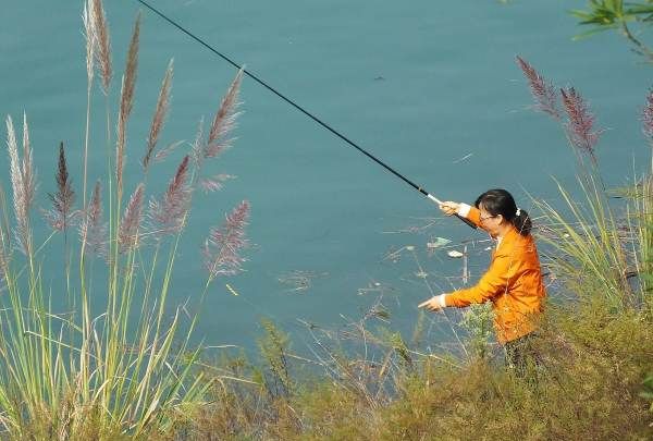 野外钓鱼如何调漂，在野钓的时候该怎么做才能把鱼漂调正确呢图1