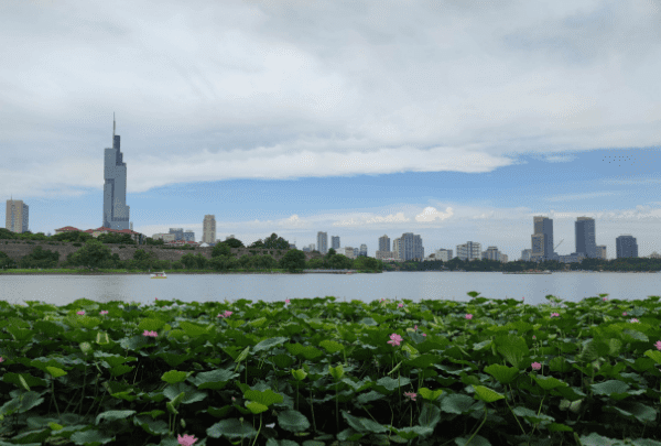 玄武湖以什么闻名，玄武湖是人工湖吗还是天然形成图1