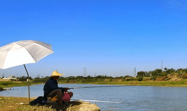 闷热天怎么样钓鱼，天气闷热怎么钓鱼,钓多深图1