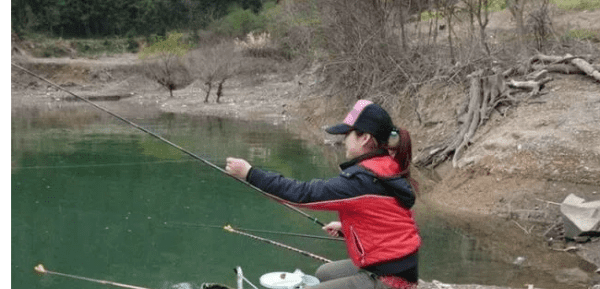 流水中怎么钓鱼，流水钓鱼方法与技巧视频图2