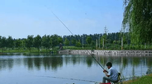 夏天什么时间钓鱼，夏天钓鱼什么时间段最好钓鱼图1