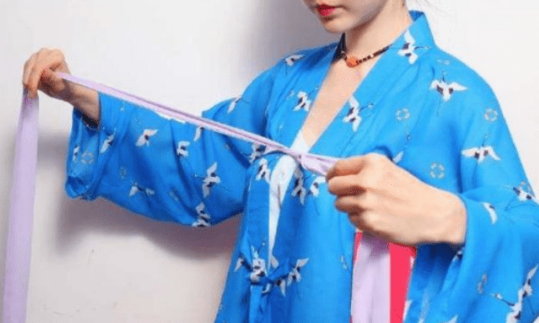 汉服胸前的绳子怎么系，汉服怎么穿?两边的带子怎么系图2