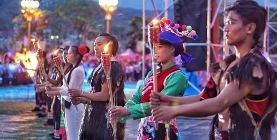 傣族泼水节人多，云南万人泼水节有多热闹 新闻图3