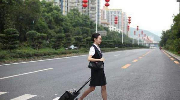 空姐上飞机为什么拉箱子，飞行员为什么要带行李箱呢图3